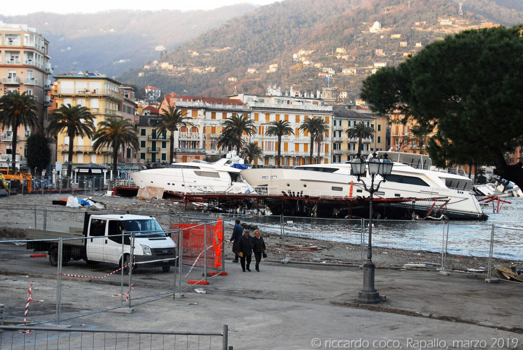 Barche “spiaggiate” sul lungomare di Rapallo