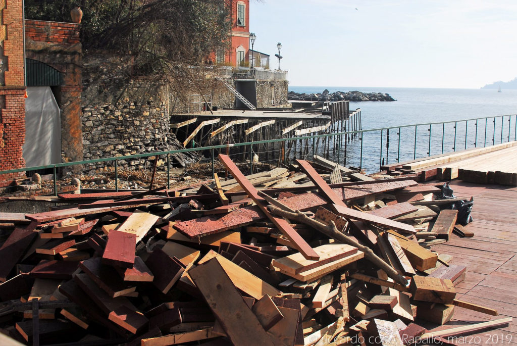 Gli stabilimenti balneari sul lungomare di Rapallo hanno subito gravi danni in occasione dalla mareggiata del 29/10/2019