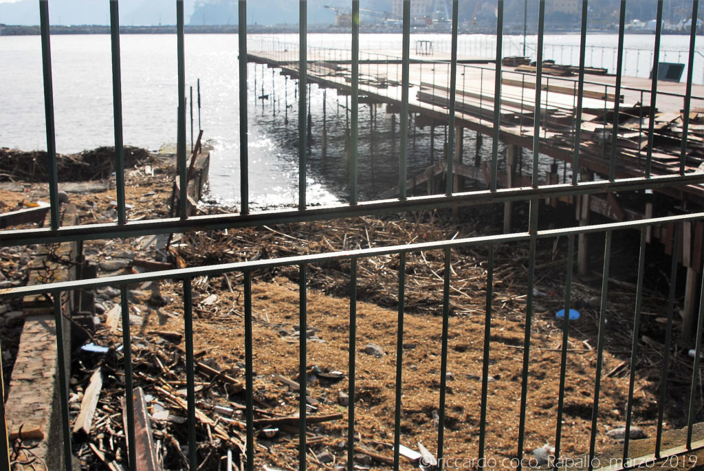 La ricostruzione degli stabilimenti balneari sul lungomare di Rapallo è già in atto anche se le infrastrutture hanno subito gravi danni