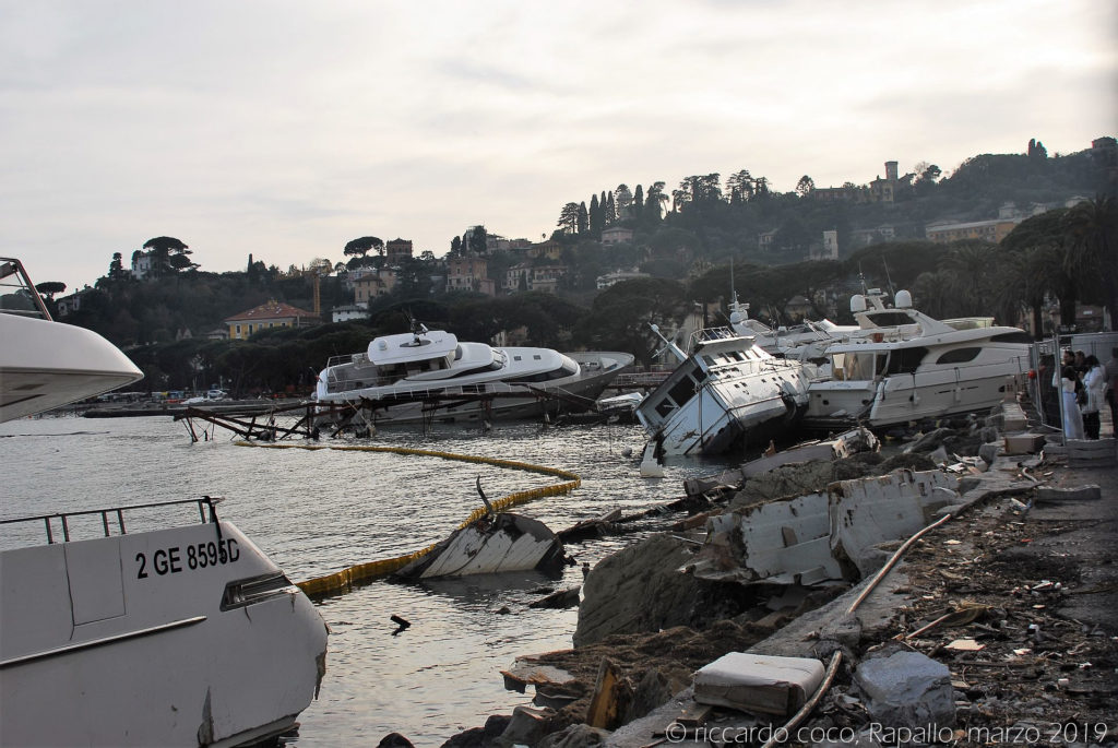 Le immagini delle barche “spiaggiate” sul lungomare di Rapallo sono veramente angoscianti