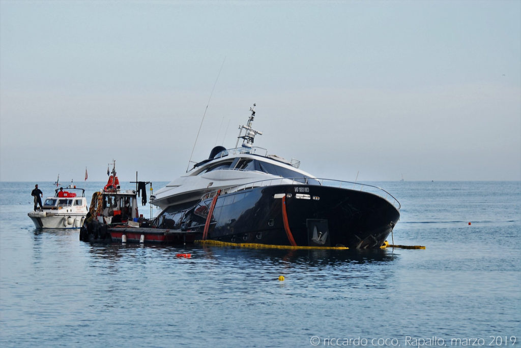 Anche la rimozione delle barche semi affondate è complicata perché il peso degli scafi pieni d’acqua rende problematiche le operazioni di recupero