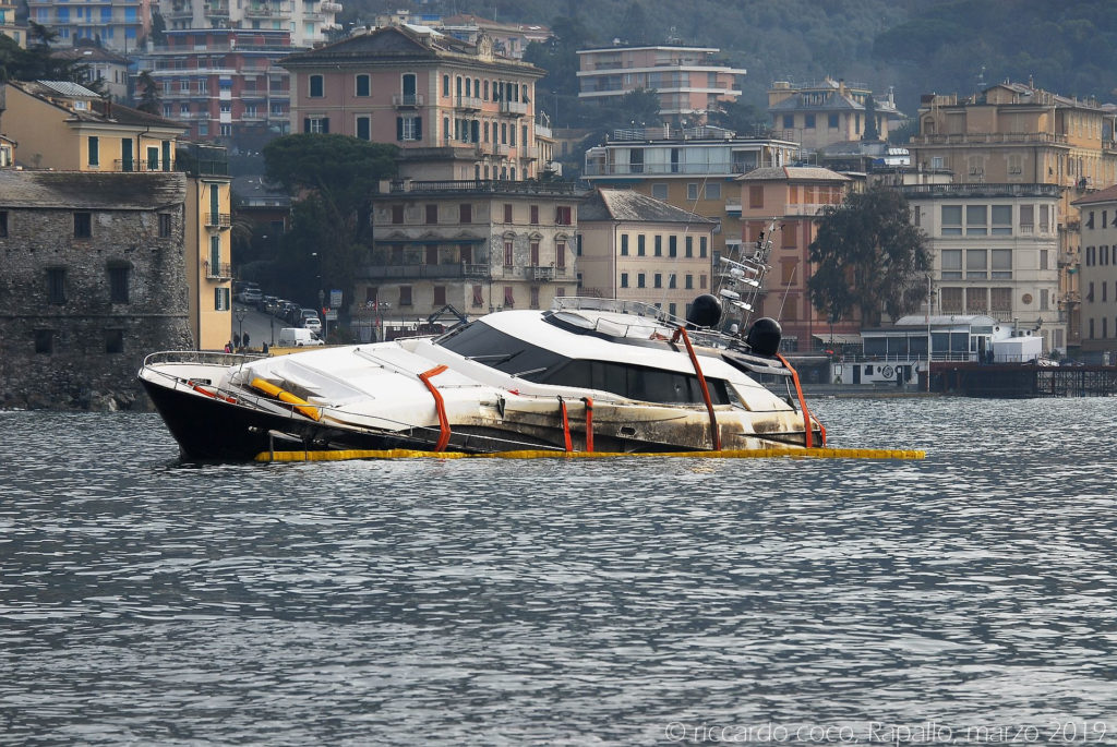 Barche semi affondate sul lungomare di Rapallo