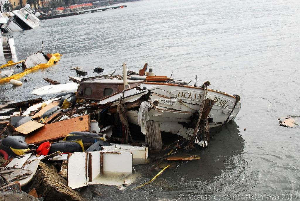 Una barca "spiaggiata" completamente distrutta